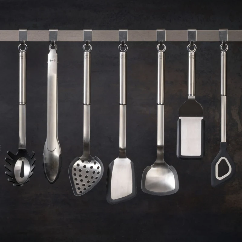 Cuchara espátula con agujero de inox con bordes de silicona Rösle