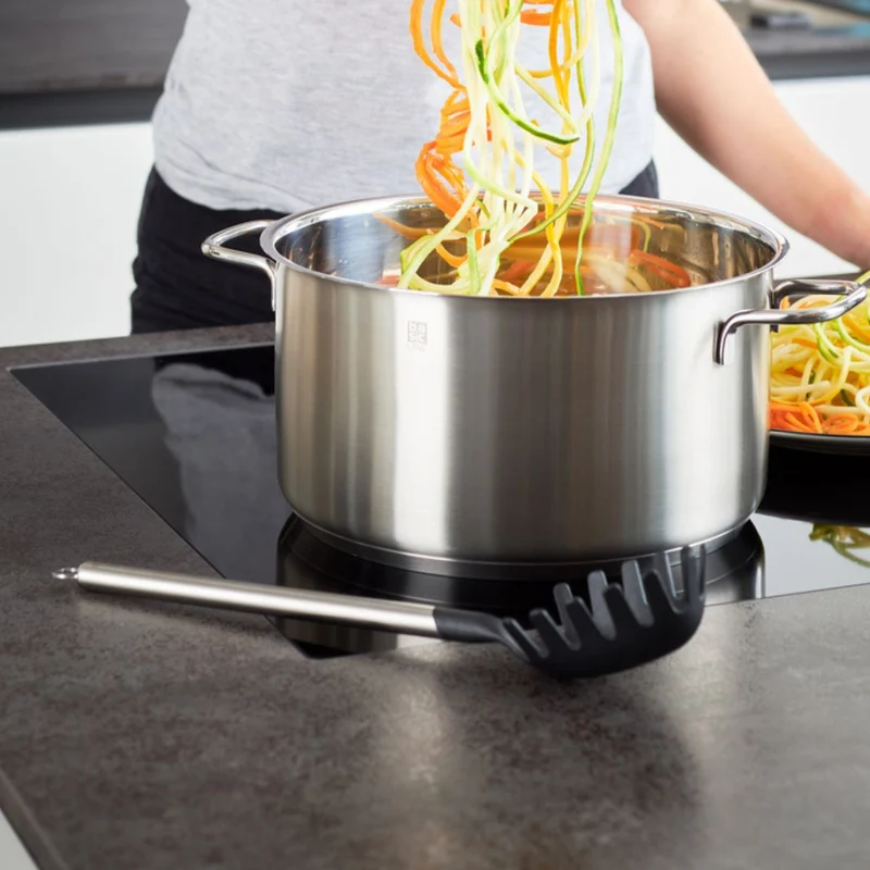 Cuchara para pasta de nailon con mango de inox Basic Line Rösle