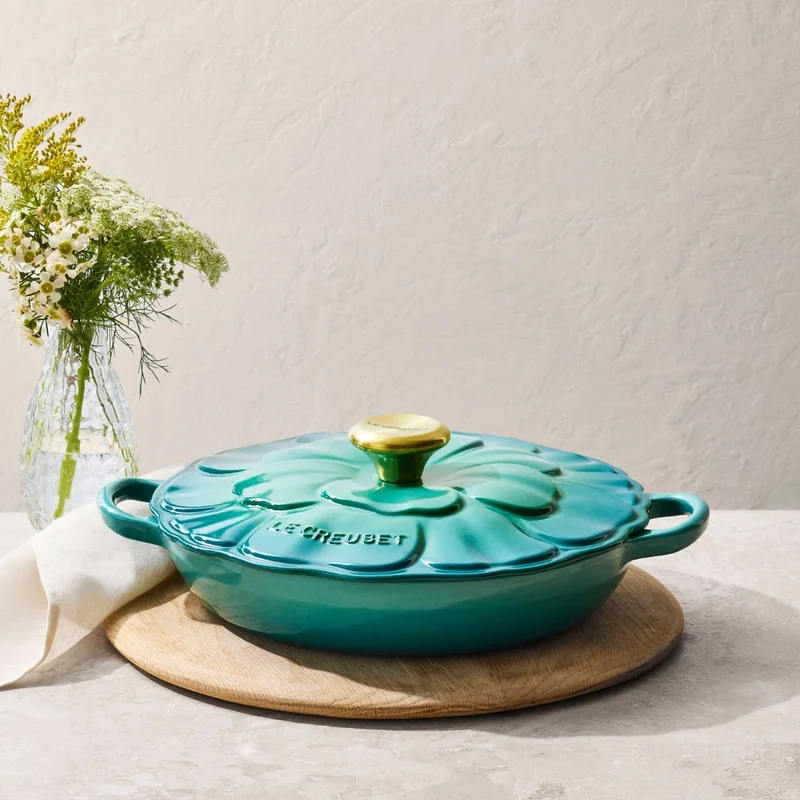 Cocotte baja tipo cacerola de hierro Pétalo Le Creuset