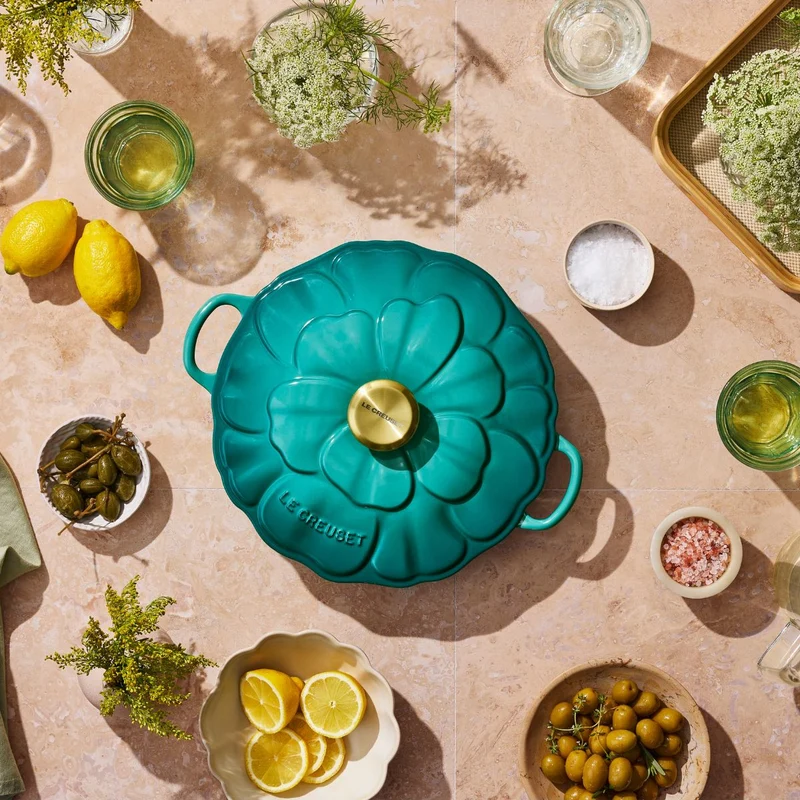 Cocotte baja tipo cacerola de hierro Pétalo Le Creuset
