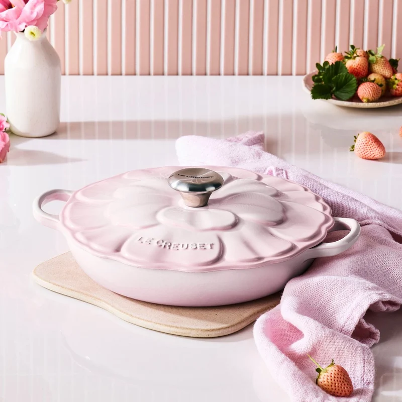 Cocotte baja tipo cacerola de hierro Pétalo Le Creuset
