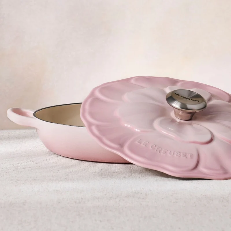 Cocotte baja tipo cacerola de hierro Pétalo Le Creuset