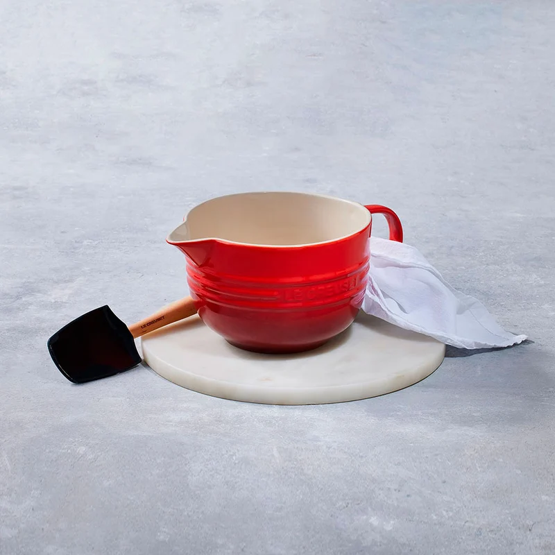 Bol cerámico con asa y pico vertedor de Le Creuset