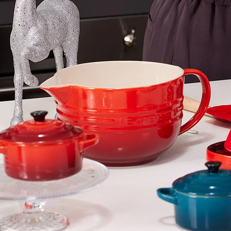 Bol cerámico con asa y pico vertedor de Le Creuset