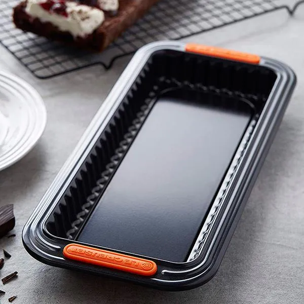 Molde rectangular antiadherente con base extraible Le Creuset