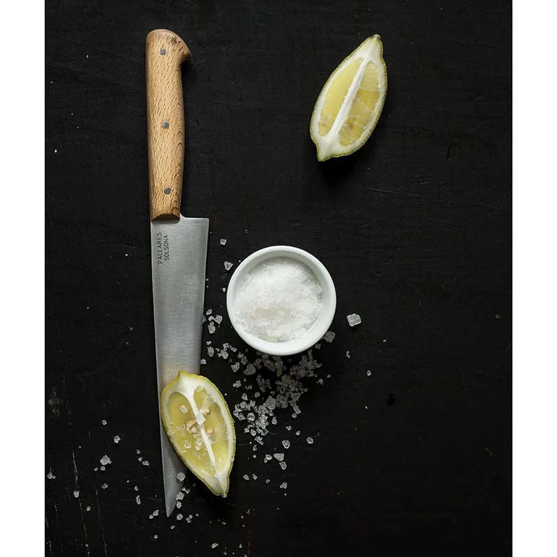 Cuchillo de cocina Pallarès de acero carbono con mango de haya